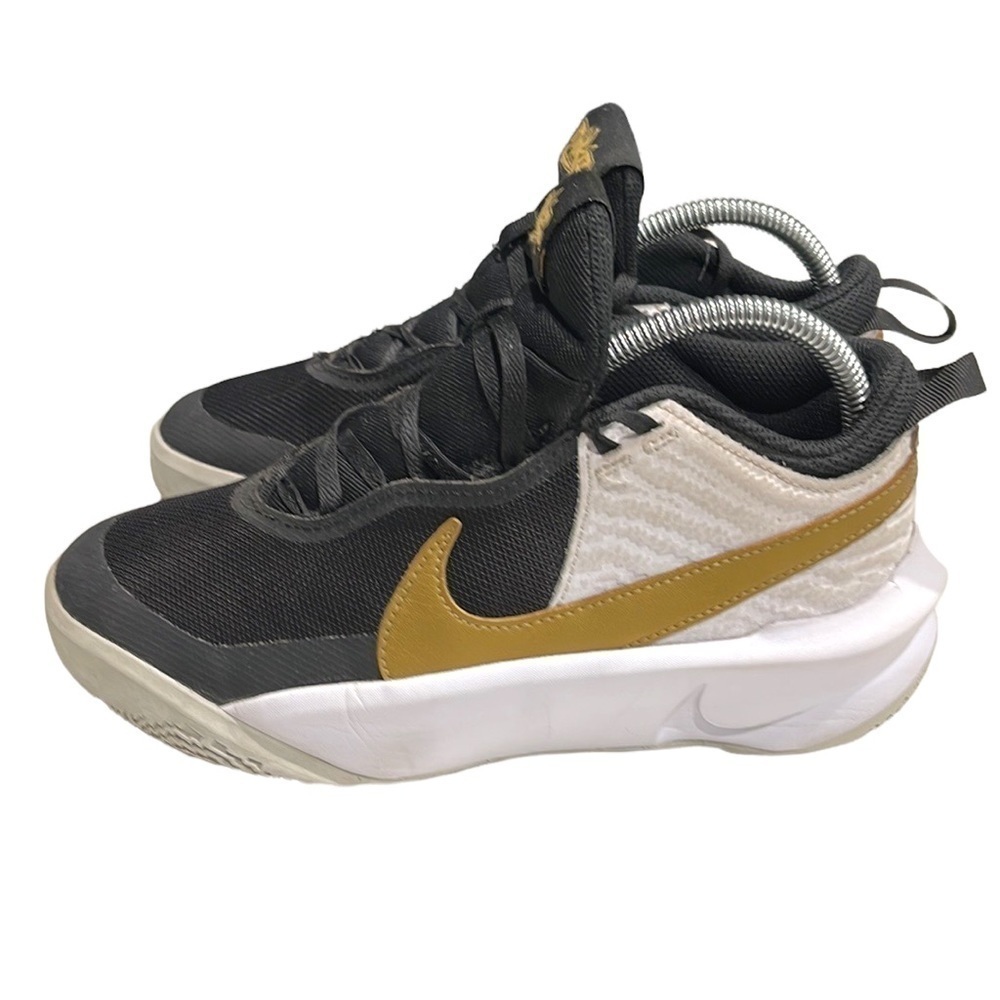 NIKE Hustle D 10 Big Kids Basketball Shoes Sneakers SZ 5Y black gold - Picture 3 of 9